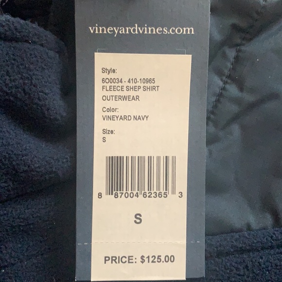 Vineyard Vines unique fleece with whale on front and collar - Picture 5 of 5